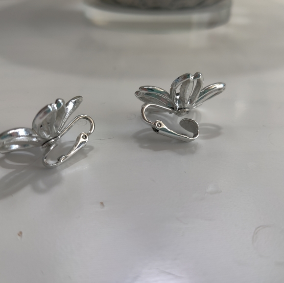 SALE Vintage 50's 60's Daisy Clip On Earrings - Picture 4 of 4